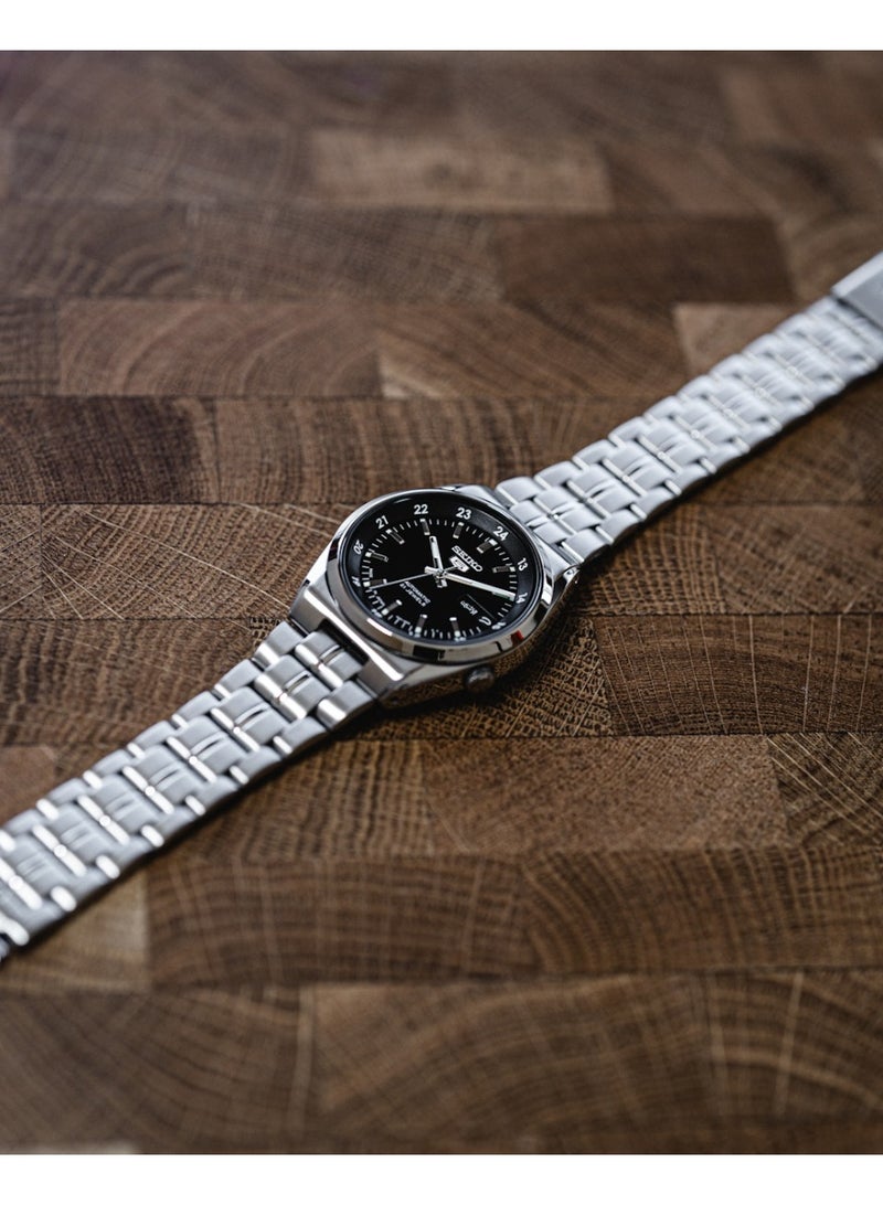Seiko سايكو 5 أوتوماتيكي ساعة يد للرجال SNK567J1 - صنع في اليابان، قرص أسود مع علامات 24 ساعة، علبة من الفولاذ المقاوم للصدأ 36 مم، 21 جوهرة - Image 2