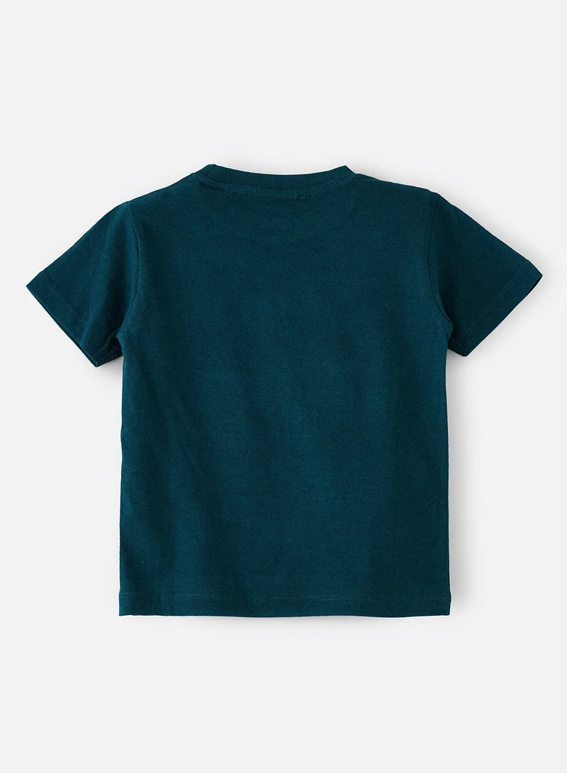 جام تيشيرت أساسي بياقة دائرية وطبعة