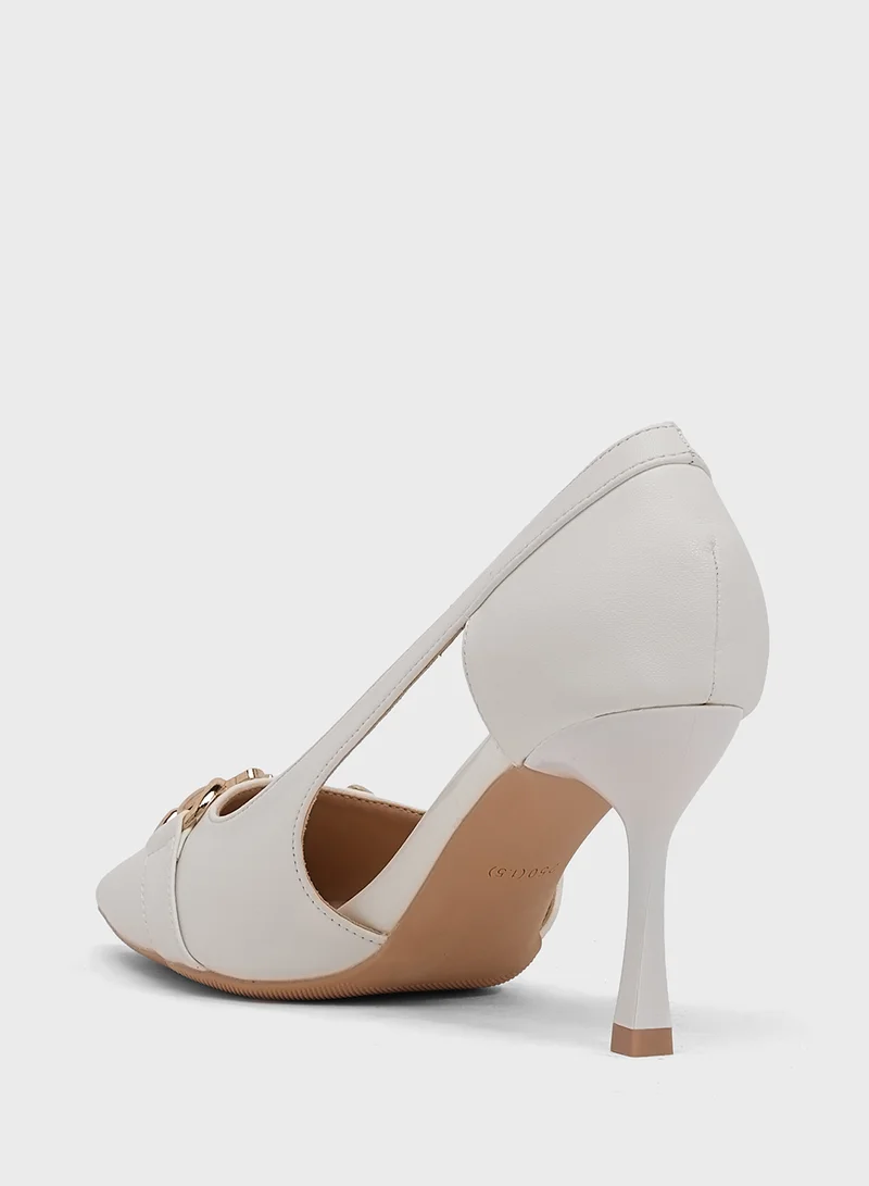 ايلا حذاء بكعب عالٍ