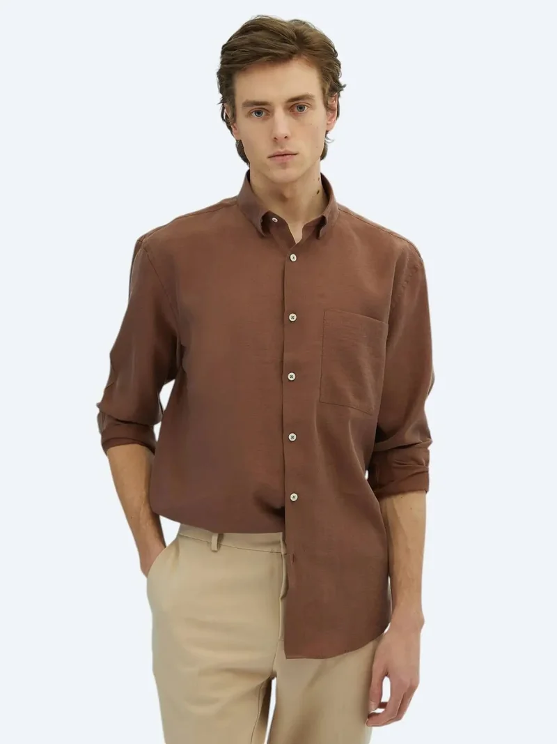 كيب قميص بني سادة بقصة واسعة من قماش منسوج، مناسب للإطلالات الكاجوال