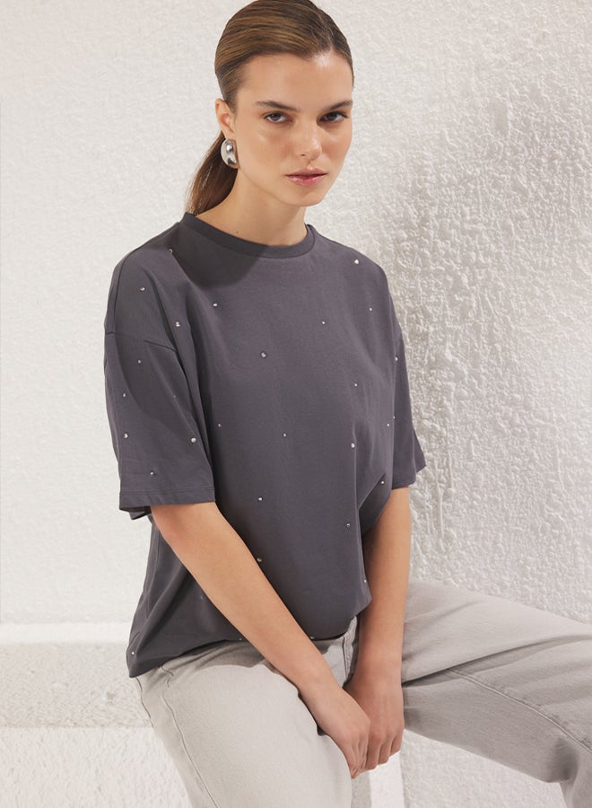 trendyol Anthracite 100% Cotton Stone Detail Relaxed/Wide Comfortable Cut Crew Neck Knitted T-Shirt - Image 2