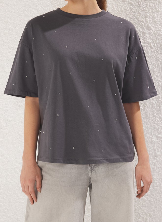 trendyol Anthracite 100% Cotton Stone Detail Relaxed/Wide Comfortable Cut Crew Neck Knitted T-Shirt - Image 4