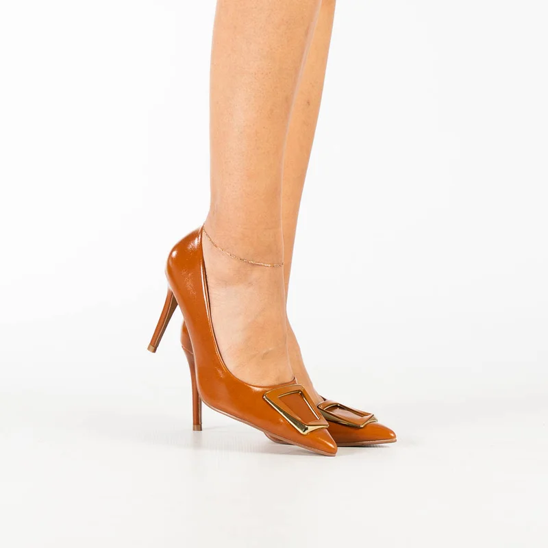 VOSS WOMEN'S SLEEK POINTED HEEL WITH STATEMENT BUCKLE DETAIL