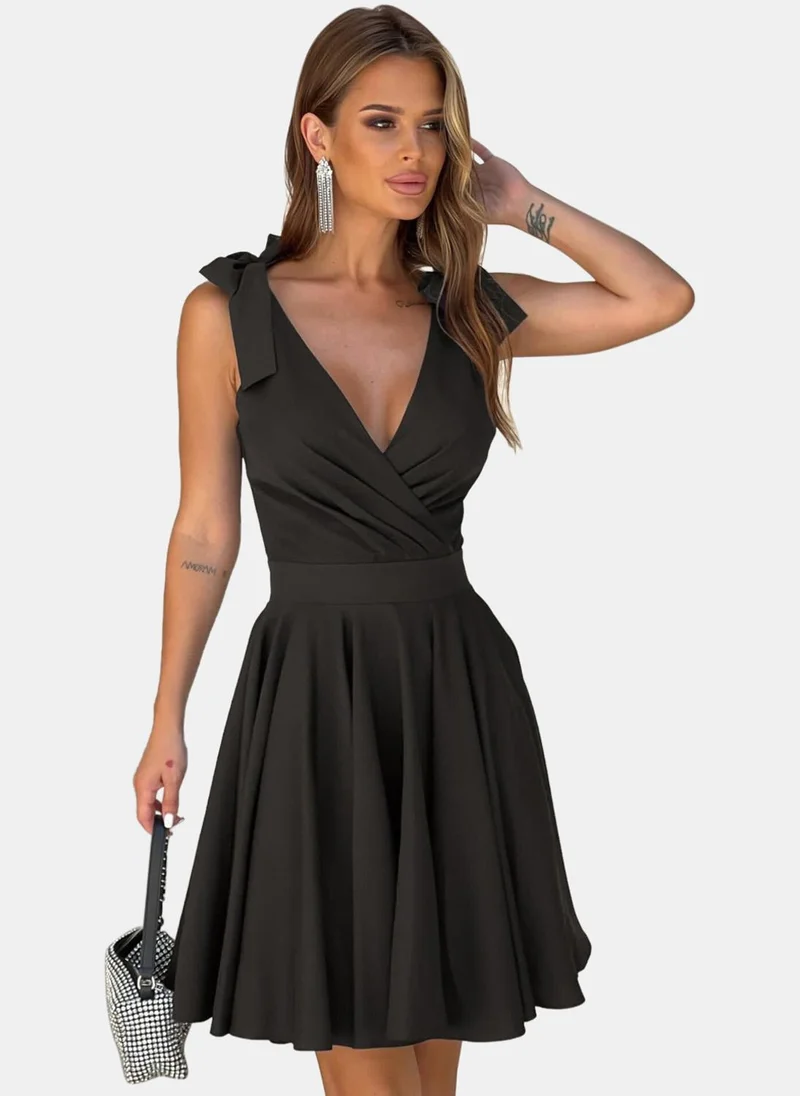 يونيكي Black Solid Mini Dresses