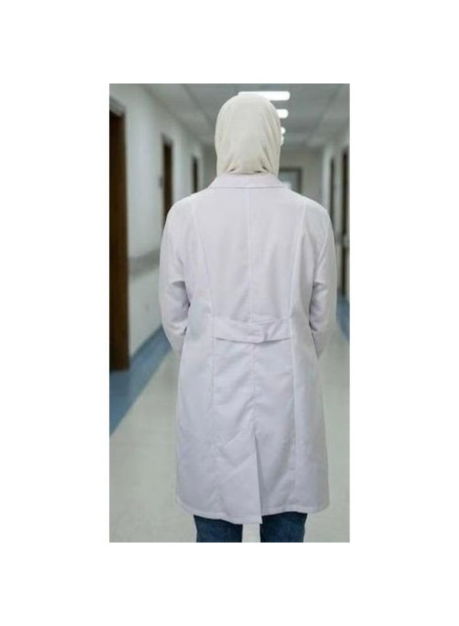 د ر يونيفورم بالطو سيلينا بناتي من دي آر يونيفورم بخامة ناعمة عالية الجودة وقصة احترافية مريحة للاستخدام في الجامعة والمستشفى والعيادة - Image 4