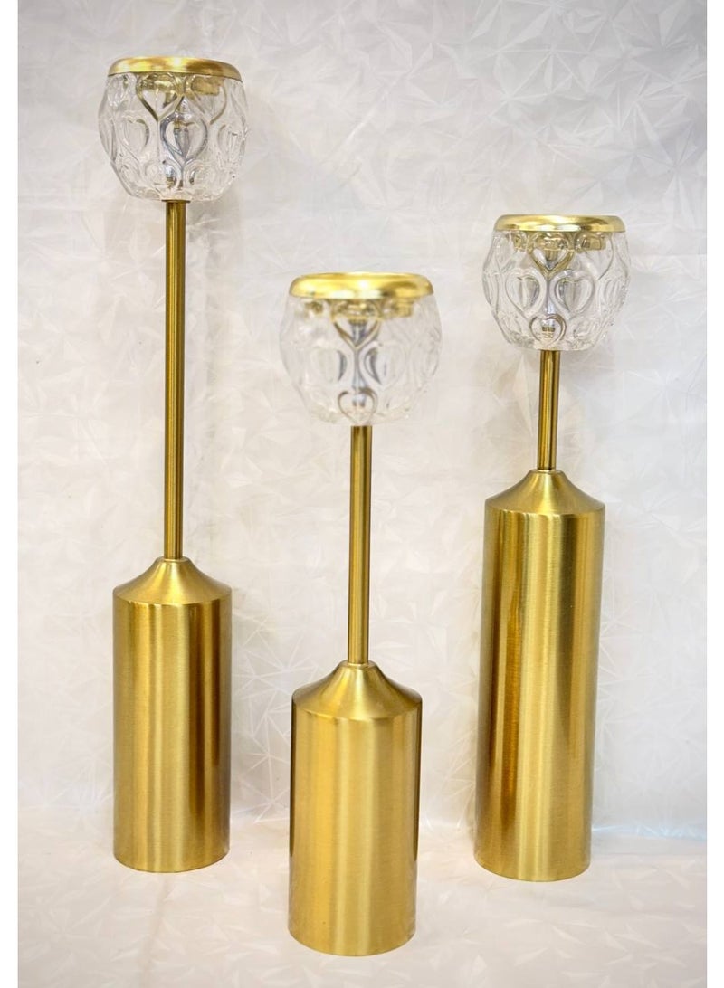 طقم حوامل شموع (شمعدانات) فاخر يتكون من ثلاث قطع، يجمع بين الأناقة العصرية والفخامة الكلاسيكية بلمسة ذهبية لامعة