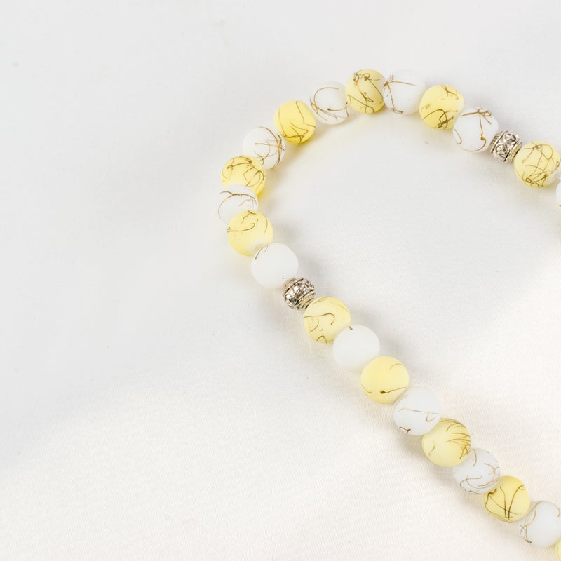 سبحة من حجر المرمر الأصفر والأبيض المدهب  من 33 حبة - Image 2