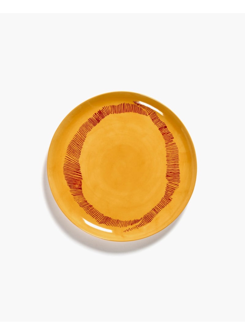 طبق مصنوع من مادة الحجر الفخاري (Stoneware) بسطح مزجج (Glazed Finish). يتميز بمقاس 26.5 × 26.5 × 2 سم، ومناسب للاستخدام اليومي في تقديم الطعام. آمن للاستخدام مع الطعام، ومقاوم لغسالة الصحون والميكروويف والفرن حتى 180 درجة مئوية. بعض القطع قد تحتوي على اختلافات بسيطة في التشطيب بسبب التصنيع اليدوي، مما يجعل كل قطعة مميزة وفريدة.