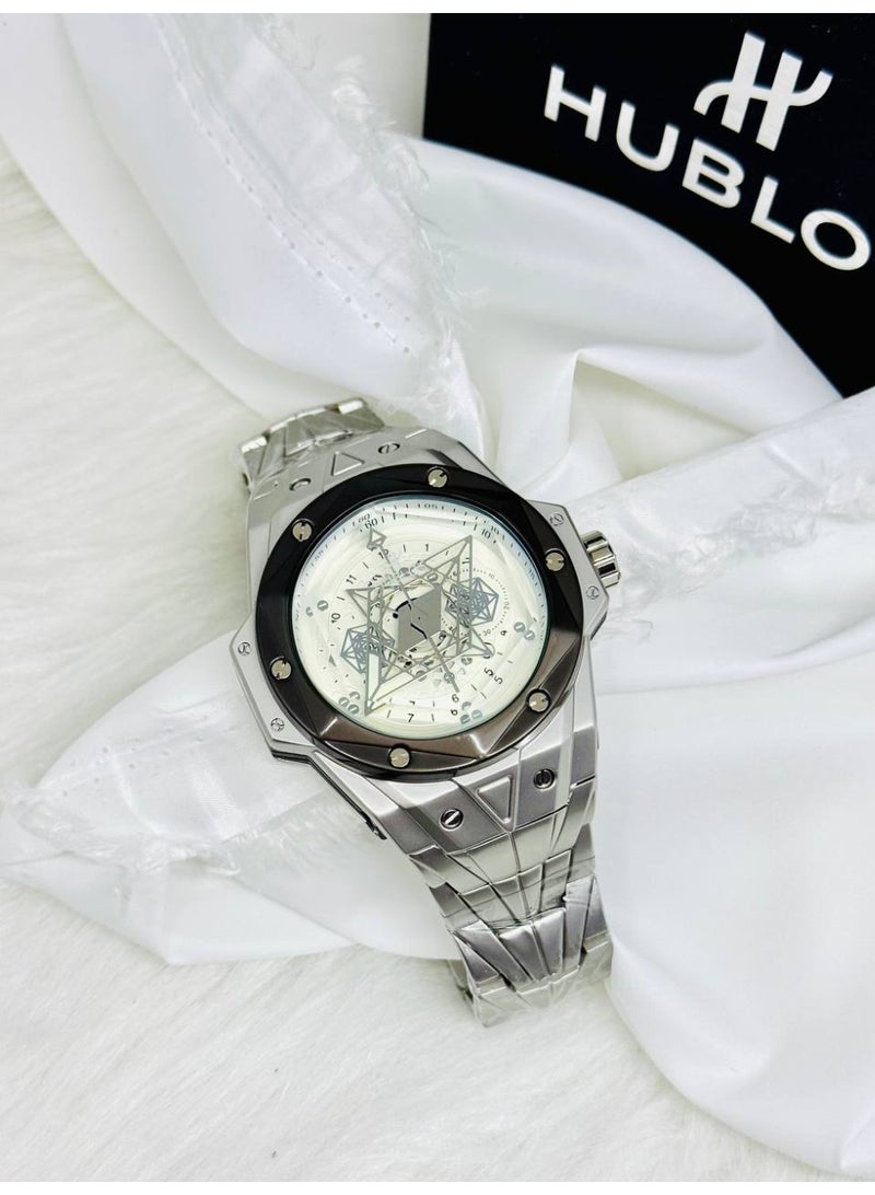 هوبلوت ساعة هوبلو الرجالية بتصميم هندسي مستوحى من سانغ بلو - علبة فضية، إطار أسود، وميناء أبيض هيكلي