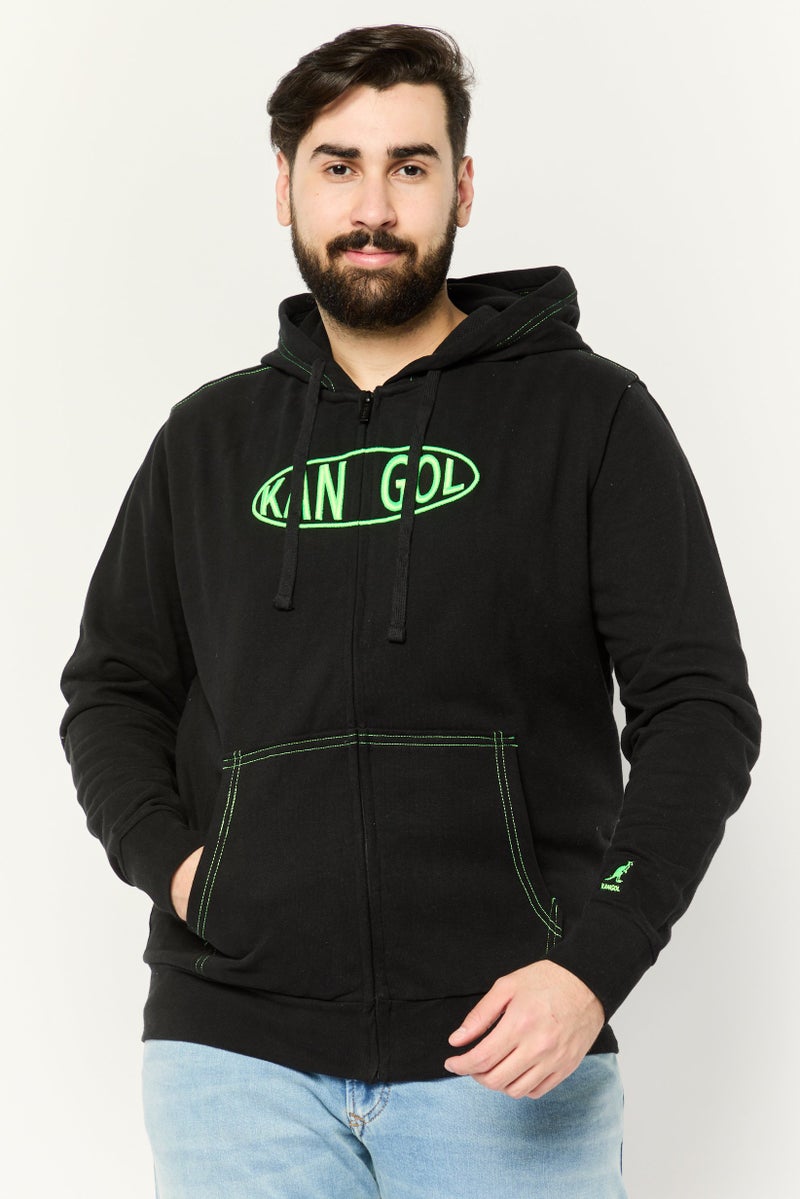 KANGOL سويت شيرت هودي بأكمام طويلة مزين بشعار للرجال، أسود - Image 1