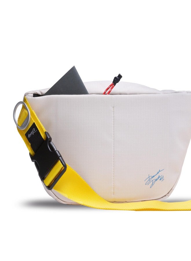 أوربيتكي حقيبة Orbitkey Disney™ Sling Mini 4L - حقيبة كروسبودي رفيعة للاستخدام اليومي مع غلاف خارجي مقاوم للماء، وجيب أمامي وخلفي آمن بسحاب، ومنظم شبكي، وحزام قابل للتعديل (دونالد داك) - Image 3