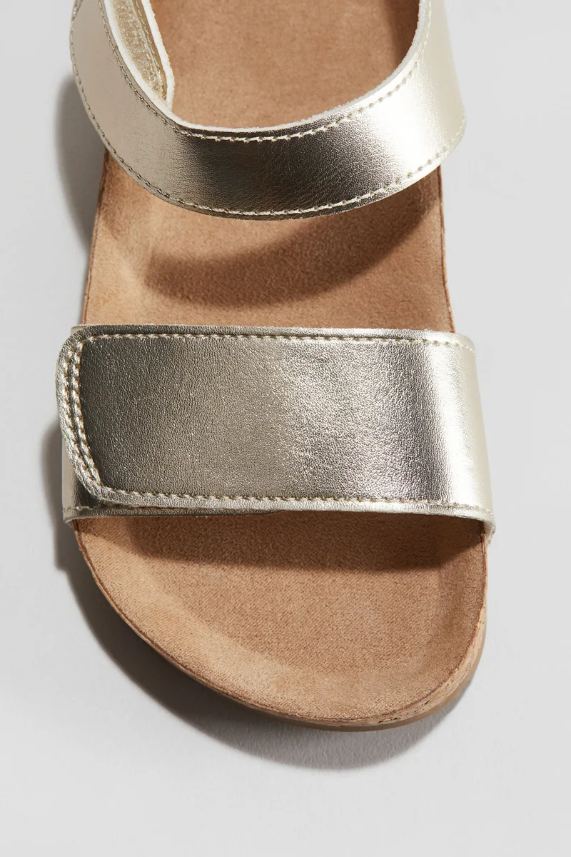 اتش اند ام صندل بحزام على الكاحل