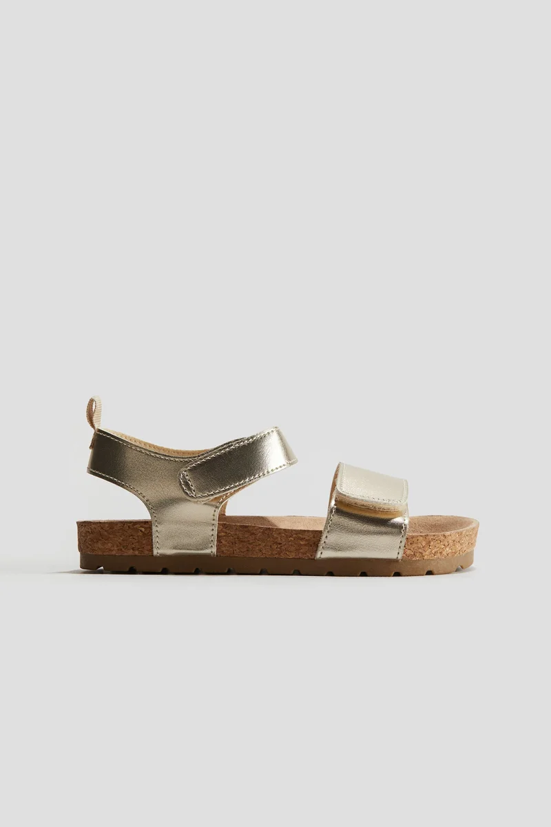 اتش اند ام صندل بحزام على الكاحل