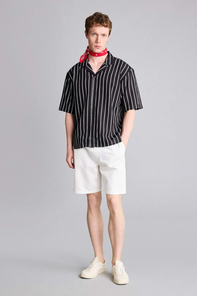 ديفاكتو Boxy Fit Apache Neck Short Sleeve Shirt