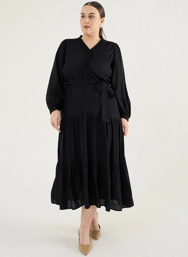 فيميلا فستان طويل بمقاس كبير وتفاصيل مزمومة مع كسرات