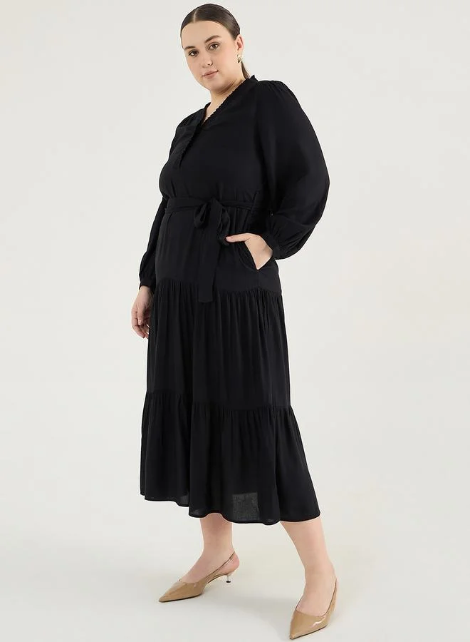 فيميلا فستان طويل بمقاس كبير وتفاصيل مزمومة مع كسرات