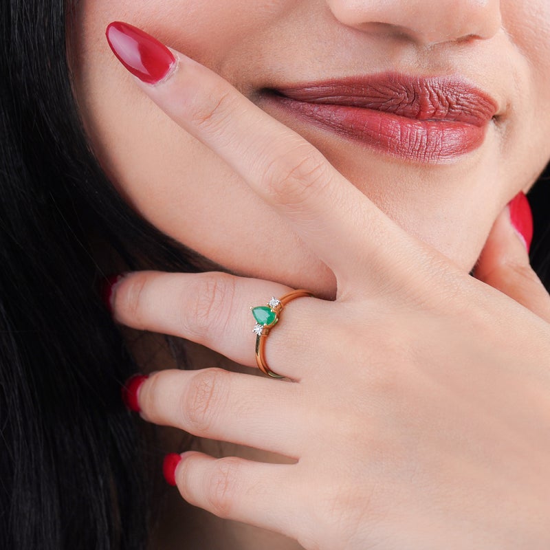 Jawhara Jewellery خاتم من الذهب الأصفر عيار 18 للنساء، شكل كمثرى من الزمرد وأحجار الماس الطبيعية، مجموعة المجوهرات الفاخرة الكلاسيكية، خاتم بيان أنيق، هدية حجر الميلاد لشهر مايو من جوهرة للمجوهرات - Image 2