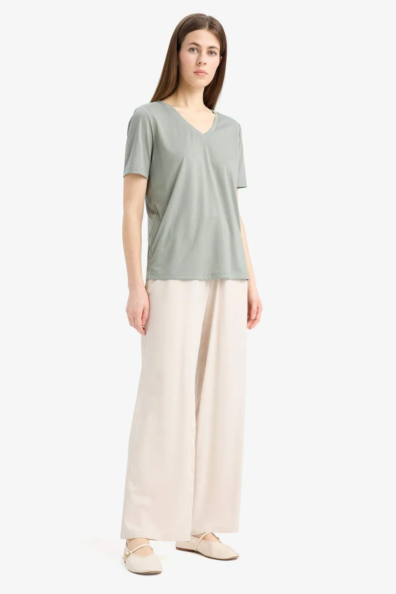 ديفاكتو Regular Fit V-Neck Short Sleeve T-Shirt