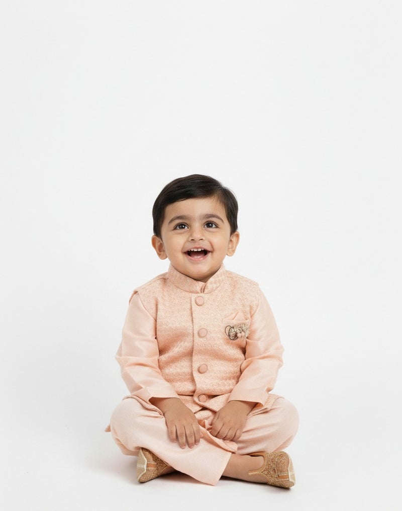 Lucky Kids طقم إثني مكون من 3 قطع للأولاد الصغار باللون الخوخي - سترة نهرو ذات قوام مع كورتا ودهوتي - Image 2