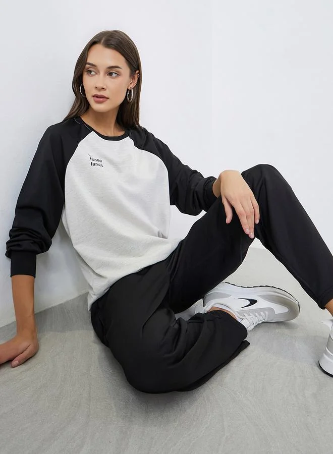 ستايلي طقم منسق من جوغر وتيشيرت بنمط كتل الالوان