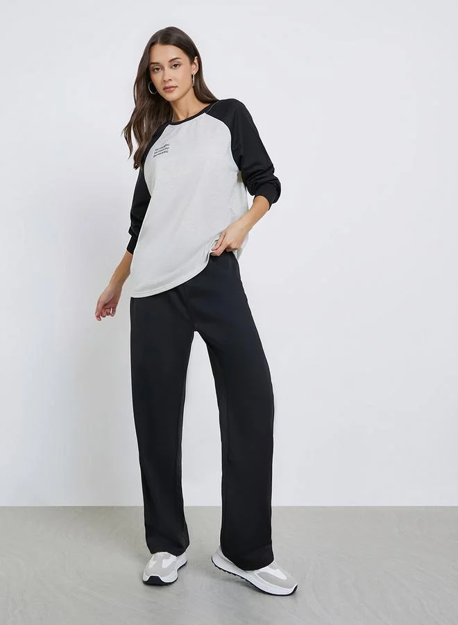 ستايلي طقم منسق من جوغر وتيشيرت بنمط كتل الالوان