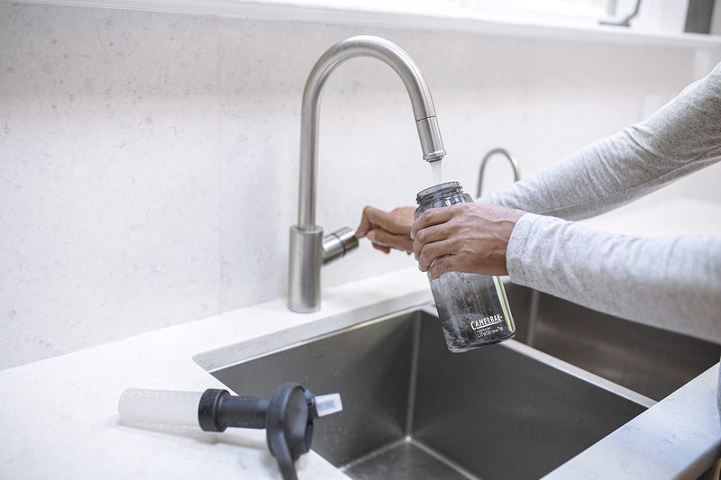 CAMELBAK زجاجة مياه CamelBak eddy+ مع فلتر مياه من LifeStraw مدمج مع فلتر من مرحلتين - للتنزه  الرحلات  السفر  والاستعداد للطوارئ - 32 أونصة من Tritan Renew  الفحم - Image 5