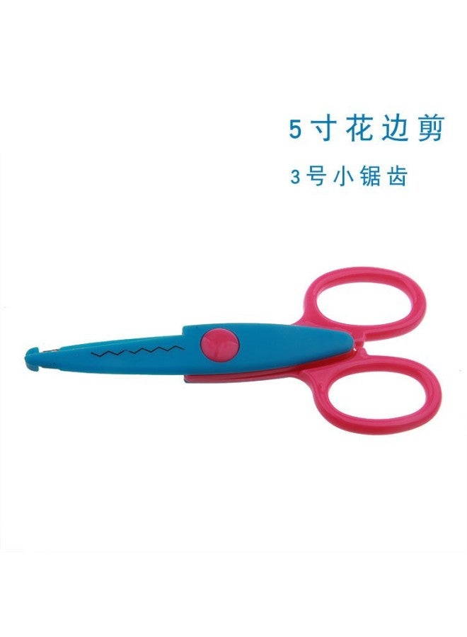 HELPS مقص حبل ممتع يدوي الصنع للأطفال مصنوع من البلاستيك، مقص كرتوني بحجم 5 إنش لألبوم الصور ونمط بطاقة الصور - Image 1