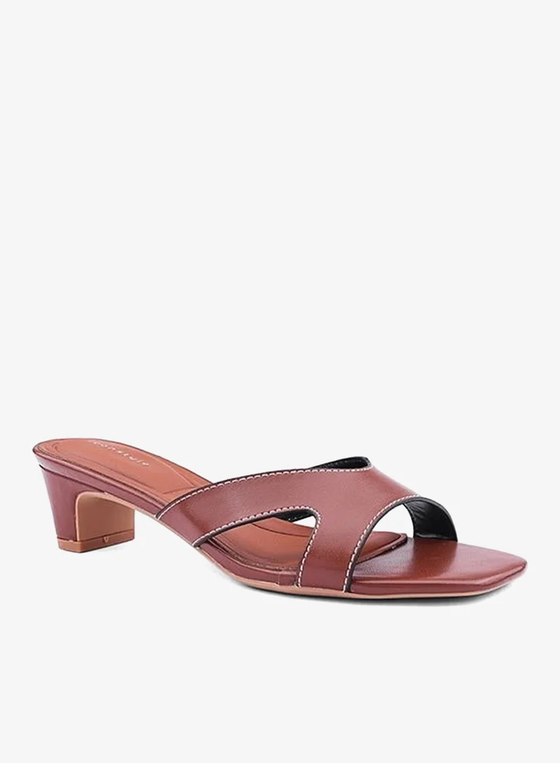 أيقون صنادل بكعب عالي مزينة بأشرطة