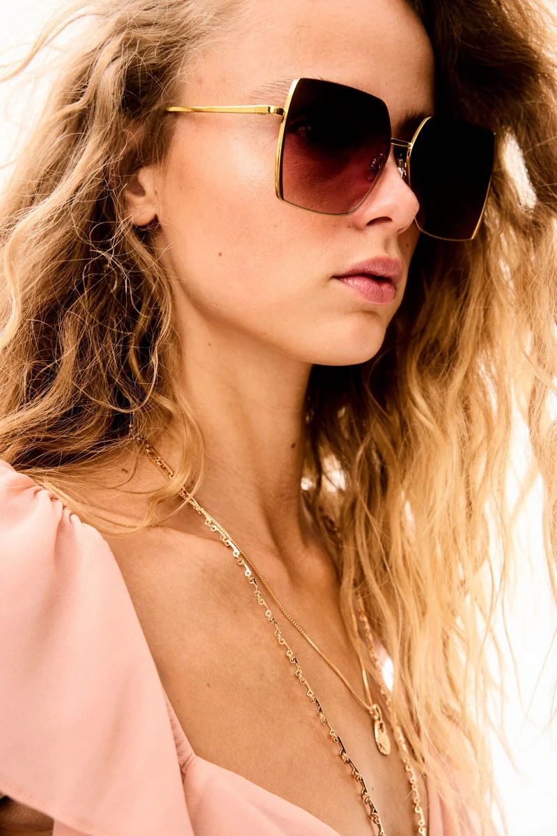 اتش اند ام نظارة شمسية بتصميم مربع