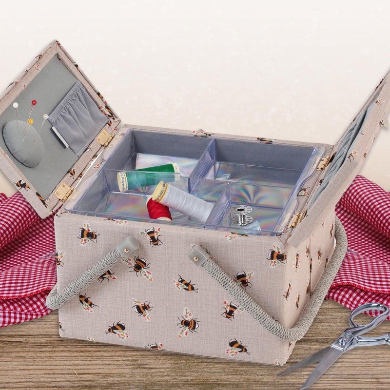 Hobby Gift صندوق خياطة كبير بغطاء مزدوج هدية هواية مع مقبض وصينية داخلية ووسادة دبابيس وجيوب لوازم الخياطة والحياكة والهوايات - Image 4