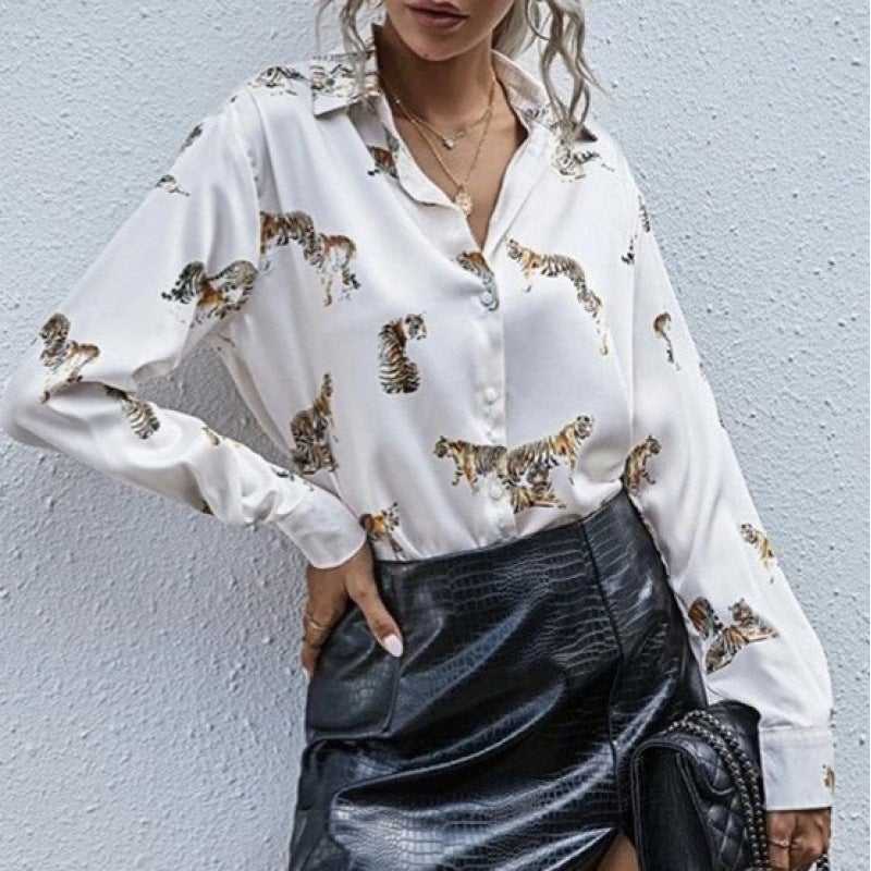 بلوزة نسائية بأكمام طويلة وياقة مائلة مع طبعة نمر - Image 2