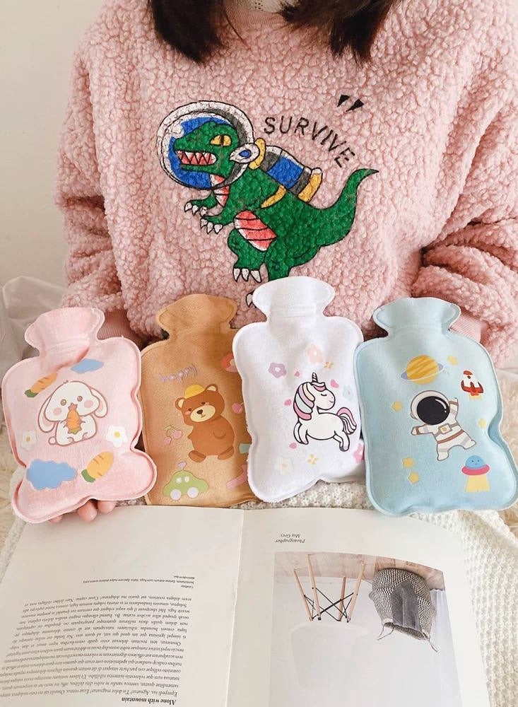 فروغ قربة الماء الساخن بغطاء فرو خارجي ,زجاجة الكمادات الساخنة والباردة ,تهدئة ألام الطمث وبرودة الأطراف وألام العظام وسخونة الجسم متعددة الاستخدامات,الوان عشوائية - Image 1