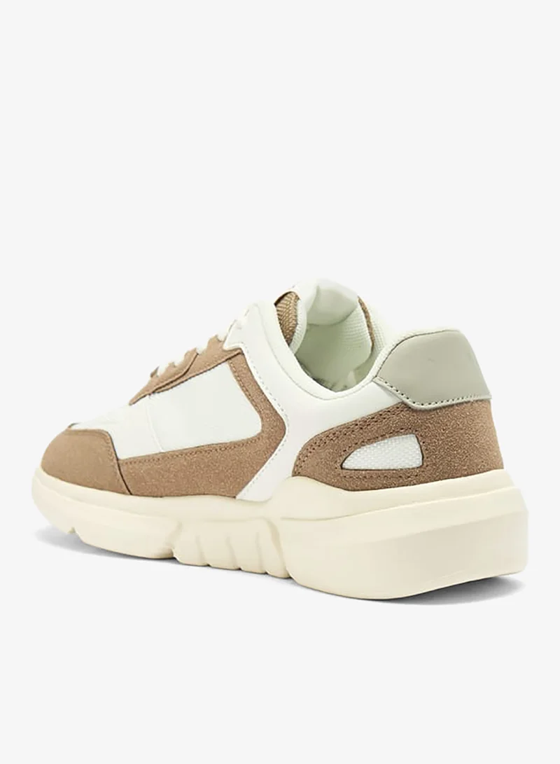 كانغاروس حذاء رياضي نسائي برباط بتصميم متباين