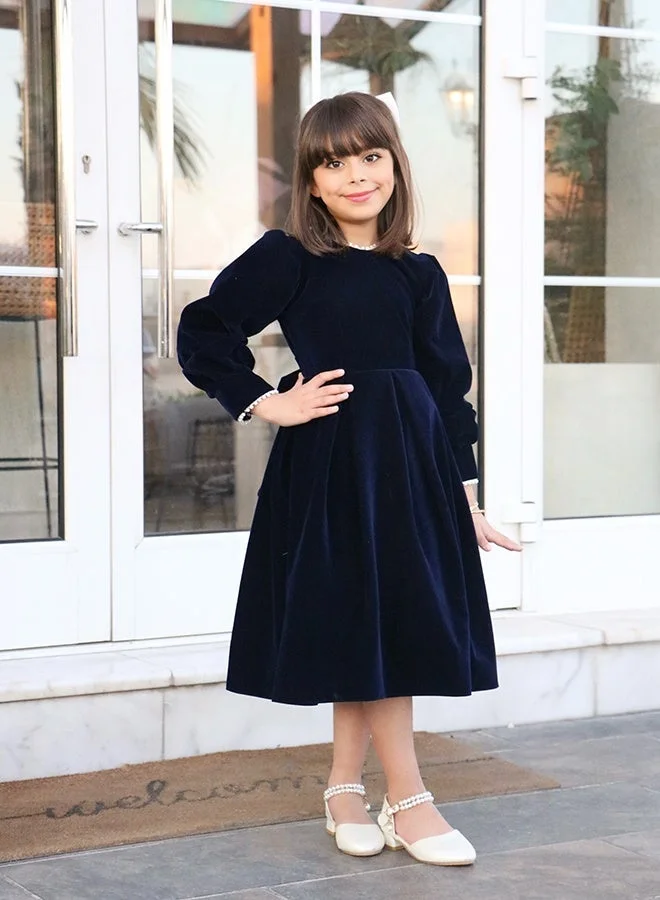 عبايات حوراء فستان بناتي مخملي كحلي أنيق للمناسبات – تصميم راقٍ بلمسات كلاسيكية