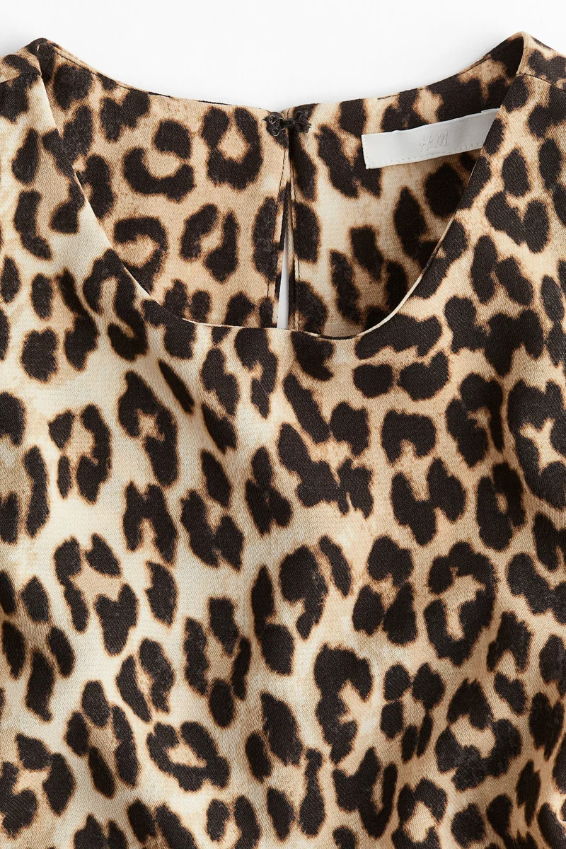 اتش اند ام فستان بأكتاف مبطنة