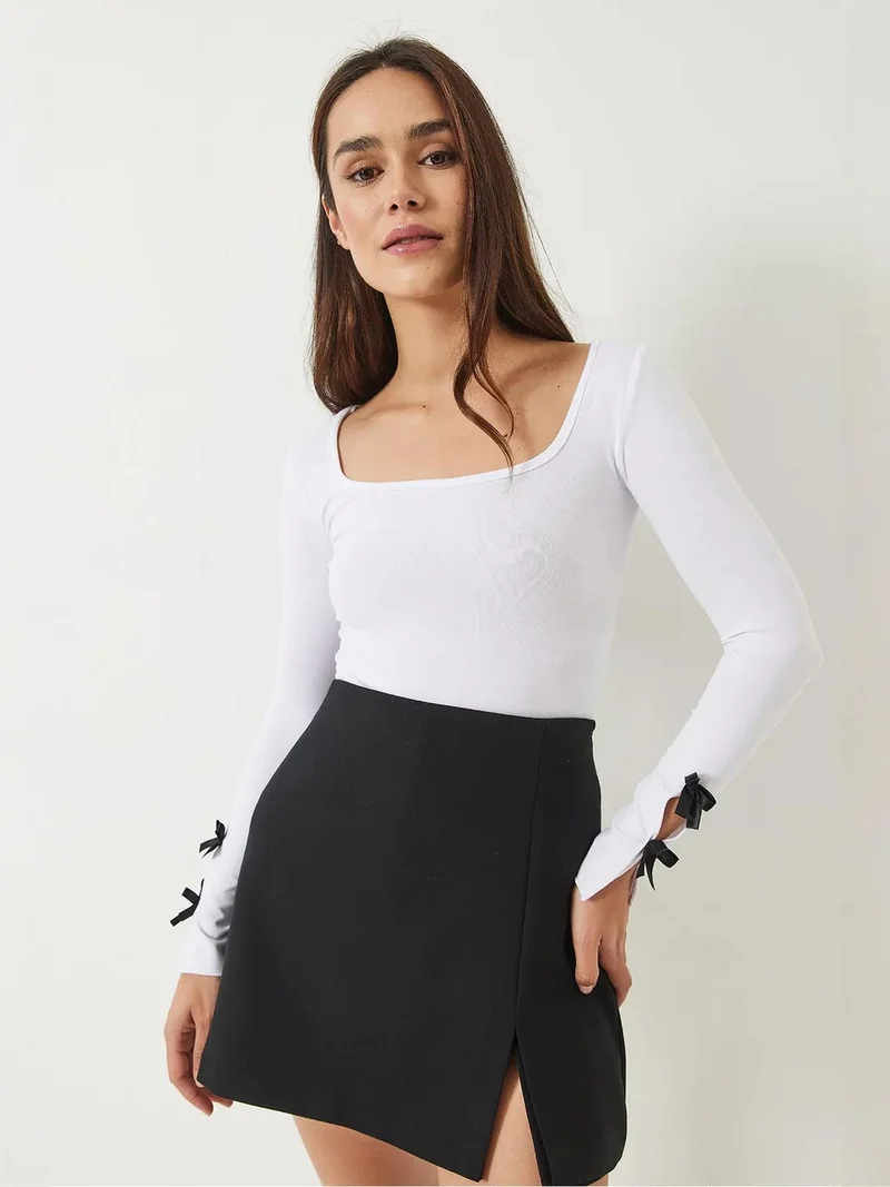 بيانكو لوتشي بلوزة لوكسي بقصة ضيقة وياقة على شكل حرف  مع تفاصيل فيونكة