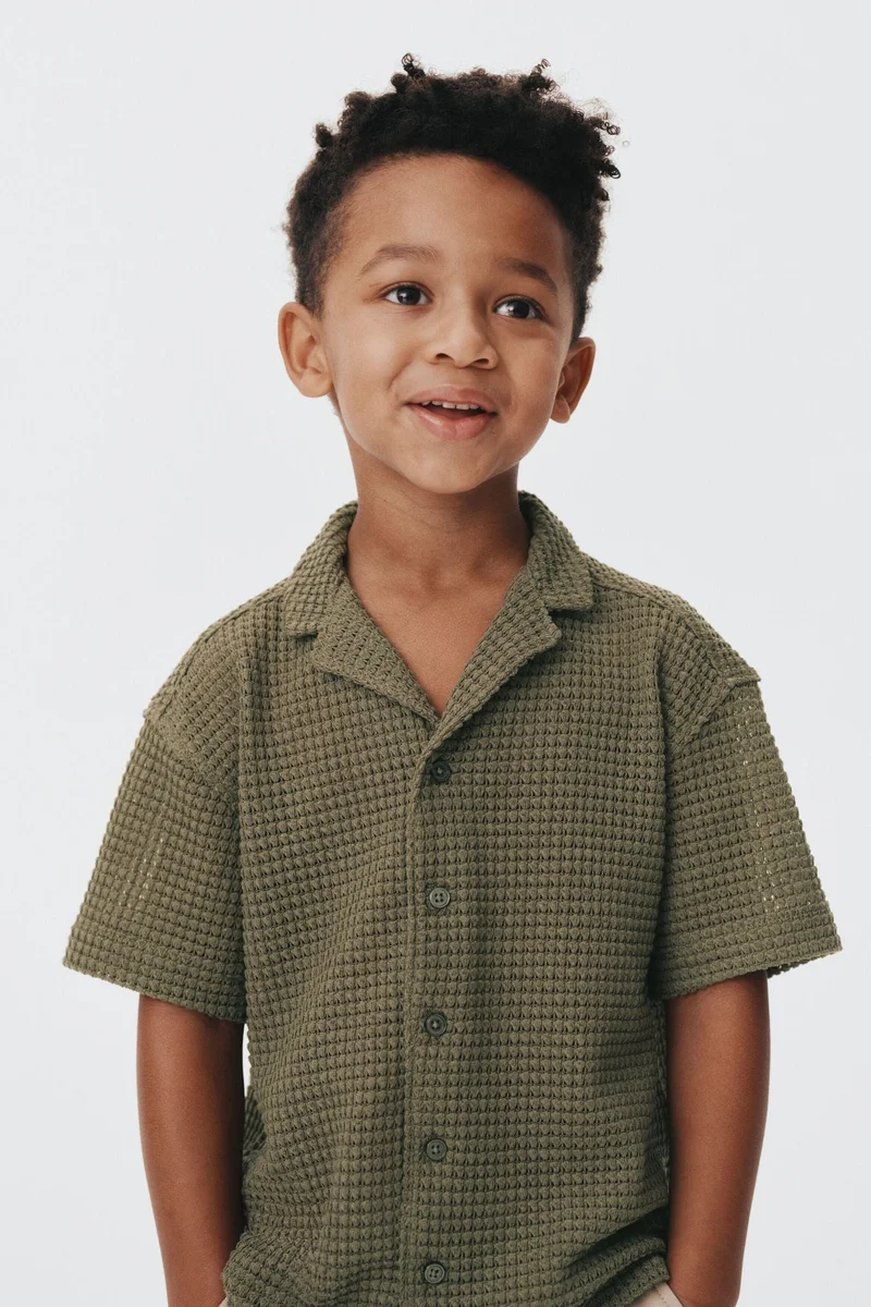 اتش اند ام قميص ريزورت محبوك بنسيج بارز