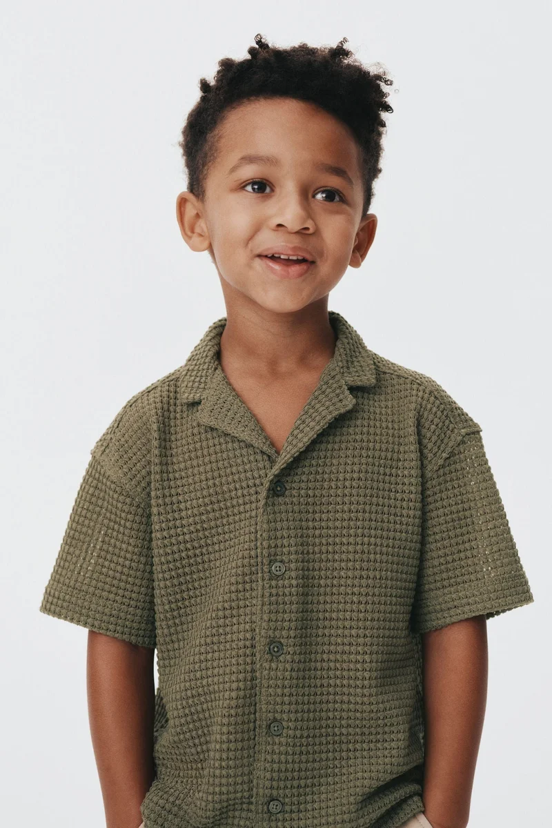 اتش اند ام قميص ريزورت محبوك بنسيج بارز