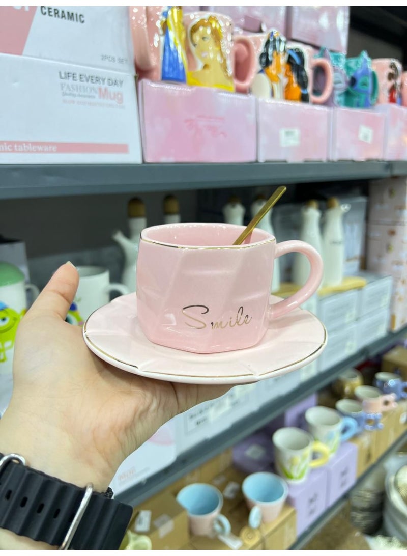 كوب بورسلين وردي مع طبق وملعقة – تصميم فاخر محفور بكلمة Smile | كوب قهوة وشاي أنيق للمكتب والمنزل - Image 1