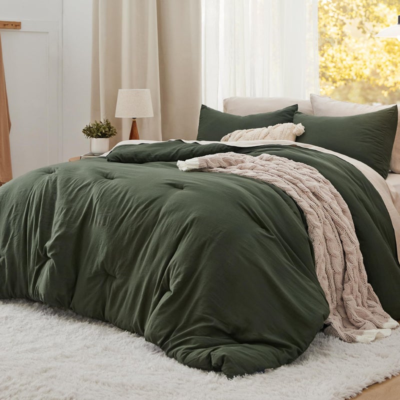 Bedsure Oversized Queen Comforter Set, Dark Green Soft Prewashed Bedding for All Seasons, 3 Pieces GentleSoftâ„¢ Bed Set, 1 Lightweight Comforter (98"x98") and 2 Pillowcases (20"x26") - Image 2
