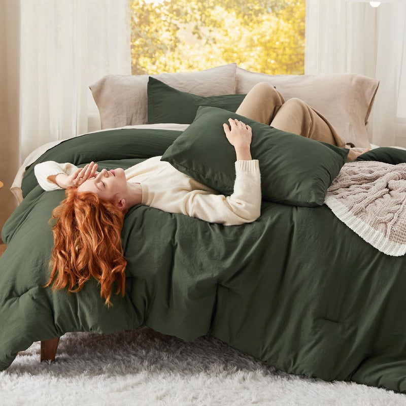 Bedsure Oversized Queen Comforter Set, Dark Green Soft Prewashed Bedding for All Seasons, 3 Pieces GentleSoftâ„¢ Bed Set, 1 Lightweight Comforter (98"x98") and 2 Pillowcases (20"x26") - Image 1