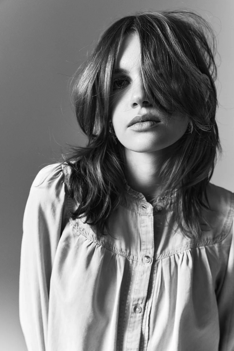 اتش اند ام بلوزة دنيم مُزيّنة بكشكشة