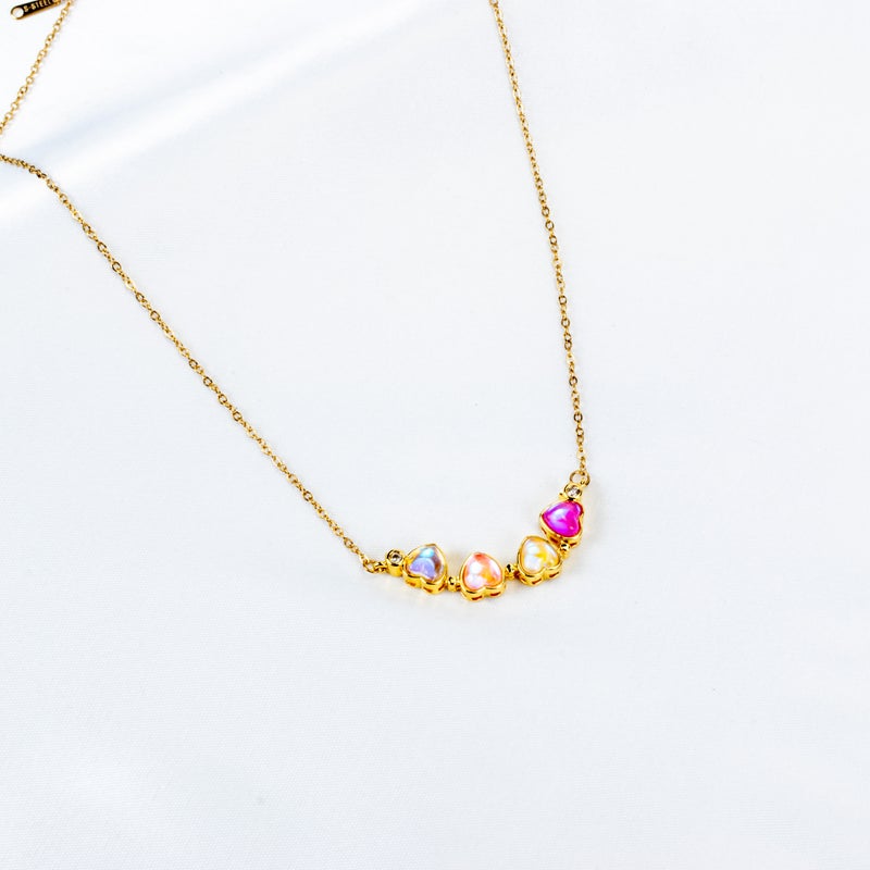 ذا بلاك بيرل اكسسوريز سلسلة أستانليس أستيل ذهبي مع دلاية شكل 4 قلوب مغناطيس بفصوص كريستال متعددة الألوان - Image 2