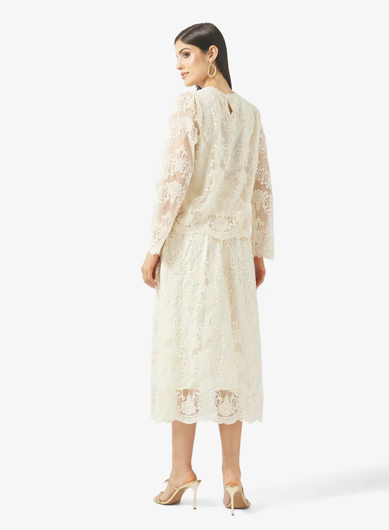 خزانة طقم بلوزة وتنورة دانتيل