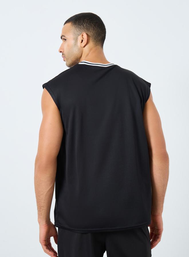 ستايلي اكتيف تيشيرت كت بتفاصيل مُتباينة على الياقة - Image 5