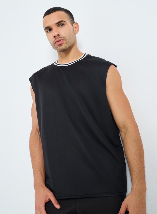 ستايلي اكتيف تيشيرت كت بتفاصيل مُتباينة على الياقة - Image 3