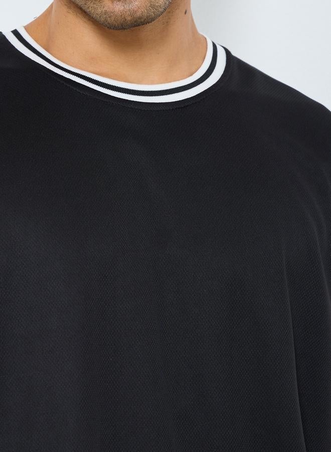 ستايلي اكتيف تيشيرت كت بتفاصيل مُتباينة على الياقة - Image 4