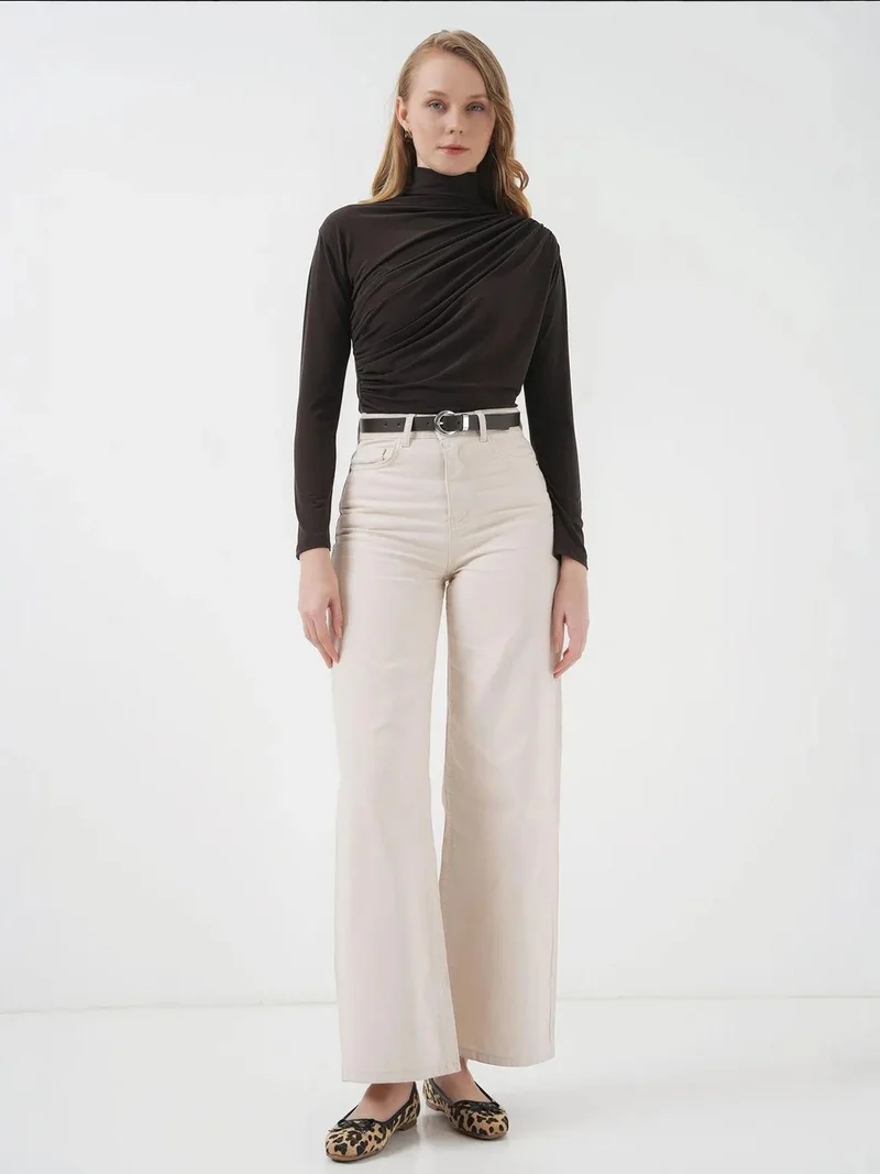 بيغ دارت بلوزة بياقة مدورة بقصة ضيقة وتفاصيل درابيه