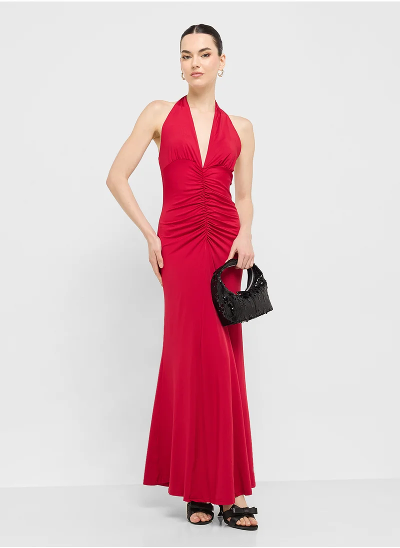 جينجر Ruched Halter Maxi Dress