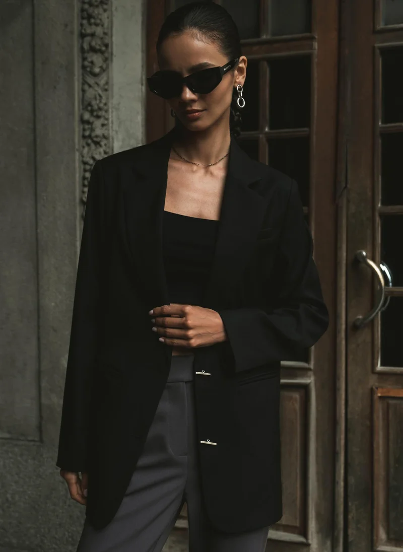 ليتشي جاكيت بصدر احادي بمشبك فضي اللون